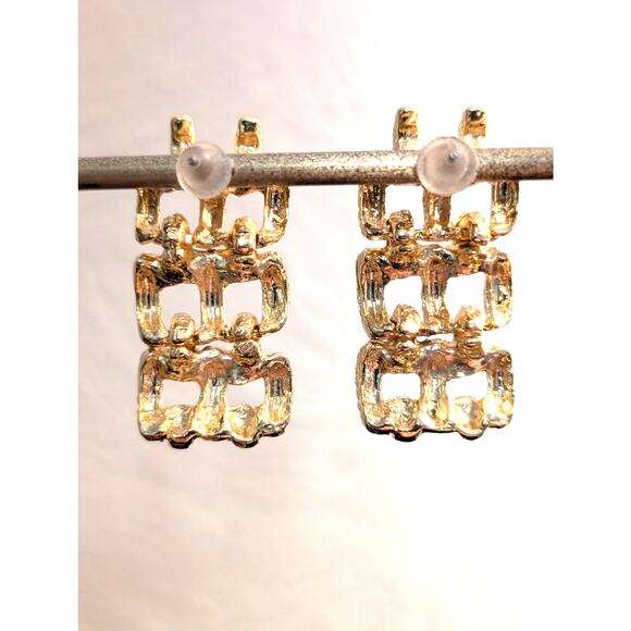Vintage Textured Panther Link Articulated Gold Tone Pierced Earrings - Picture 2 of 6